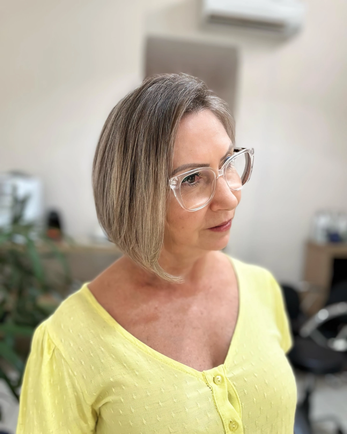 carre plongeant gris cheveux lunettes de vue oversize blouse jaune