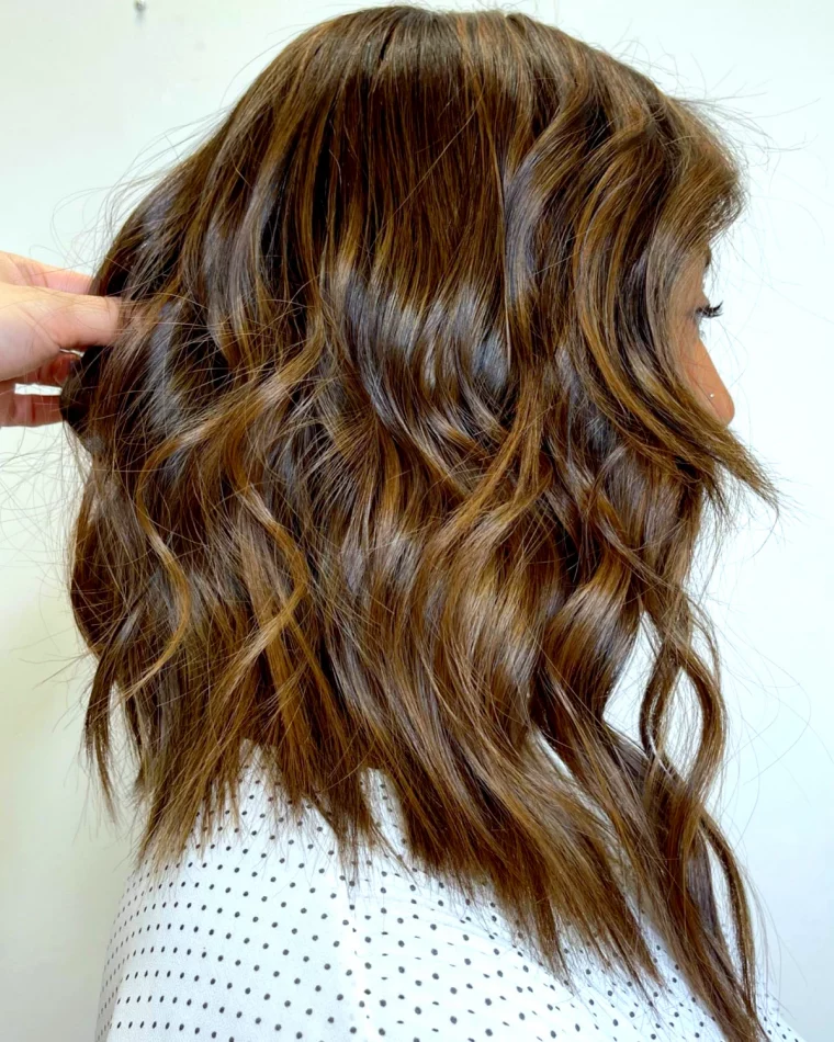carre plongeant long effile sur femme brune