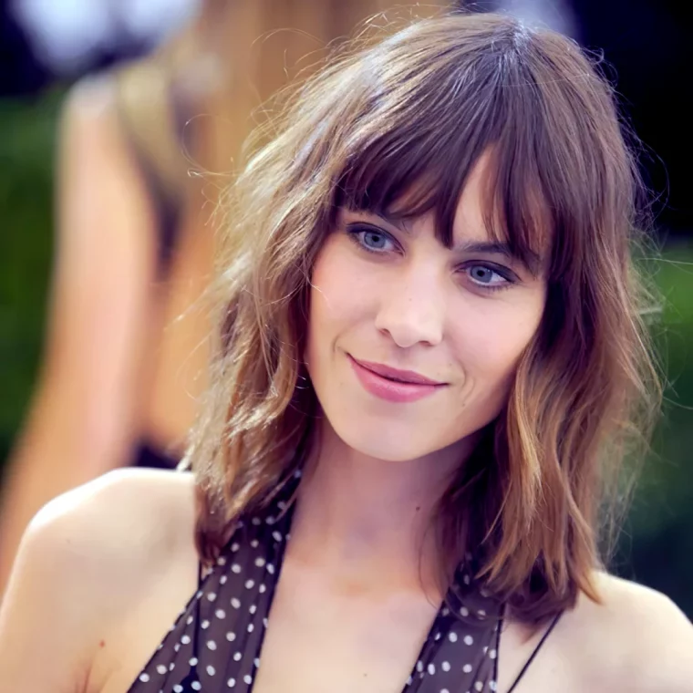 carre plongeant mi lo,g degarade et effile alexa chung