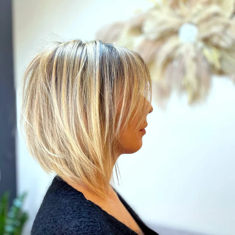 carré plongeant mi long dégradé avec frange cheveux fins et blonds