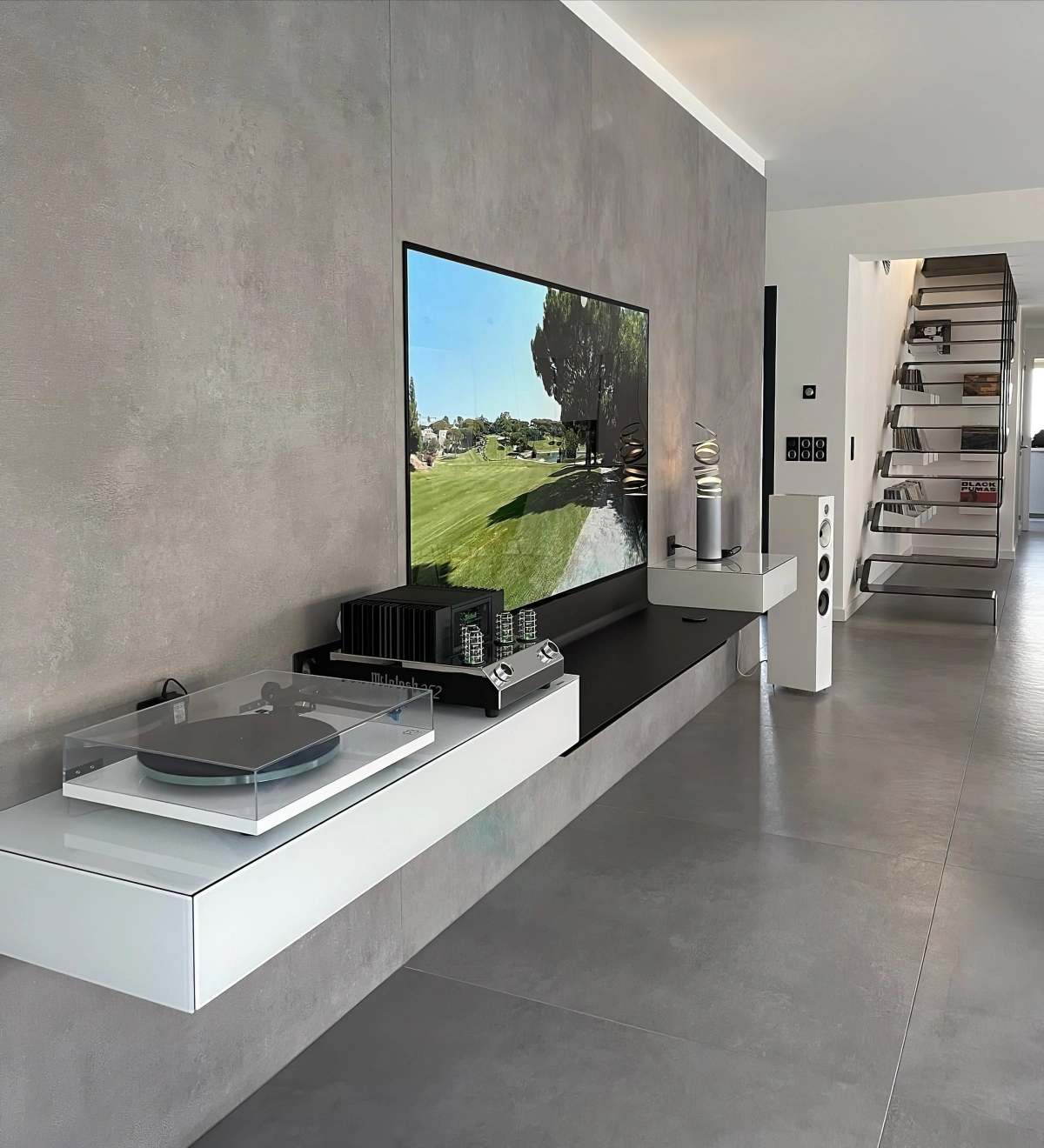 carrelage dalles aspect bois salon gris meuble suspendu rangement tv