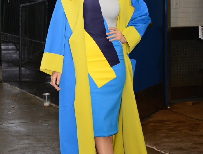 celebrite mode tenue printemps femme color block jaune et bleu