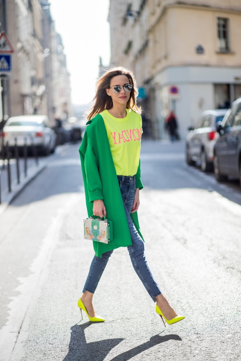 color spring 2022 skinny jeans neon yellow shoes