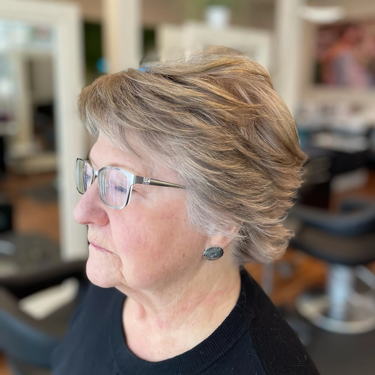 coupe de cheveux court femme 60 ans avec lunettes