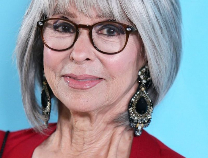 coupe de cheveux femme 70 ans avec lunettes idée de carré plongeant court cheveux poivre et sel