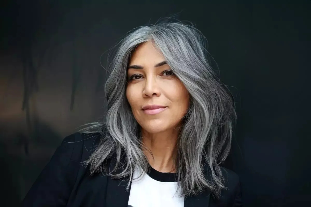 La coupe mi-longue après 50 ans ? Le guide honnête d’un coiffeur pour