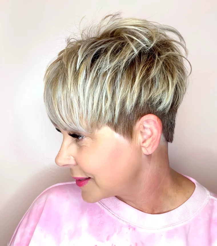 coupe pixie avec frange volume degrade femme blonde 60 ans