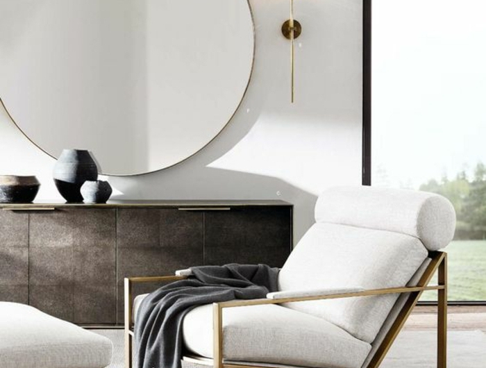 déco minimaliste grand miroir rond table basse blanche chaise confortable e1490963280731