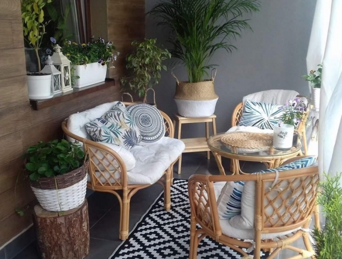 deco petit balcon meubles en rotin chaises table bambou verre