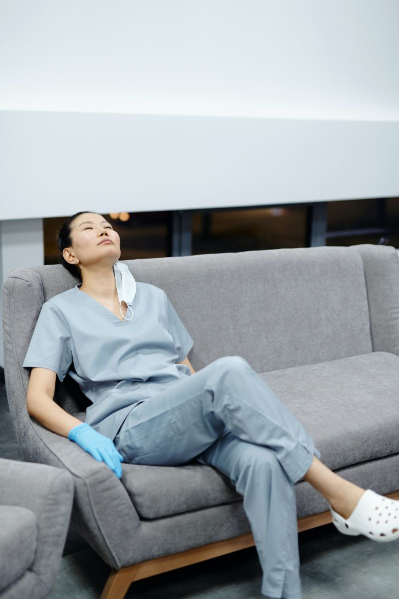 décompensation émotionnelle un médecin endormi sur un canapé