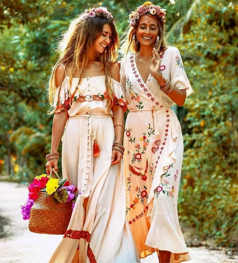 deux femmes robes bohemes chic couronne de fleurs