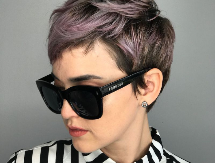 décoiffé coupe courte femme 2022 tendance cheveux pixie avec des mèches violets