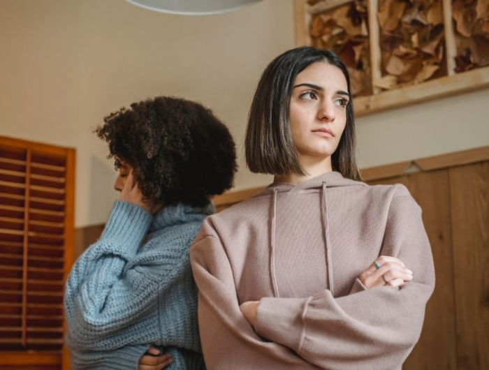 effondrement psychique symptomes deux filles fâchées