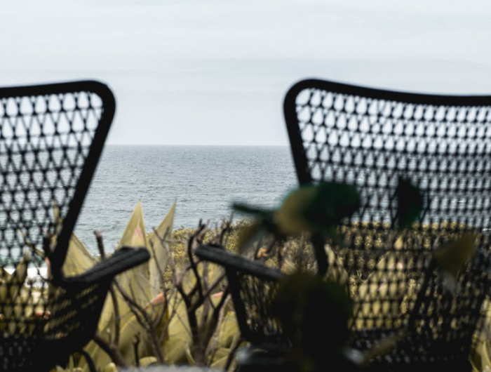 entretien bois exterieur chaises noires vue sur la mer