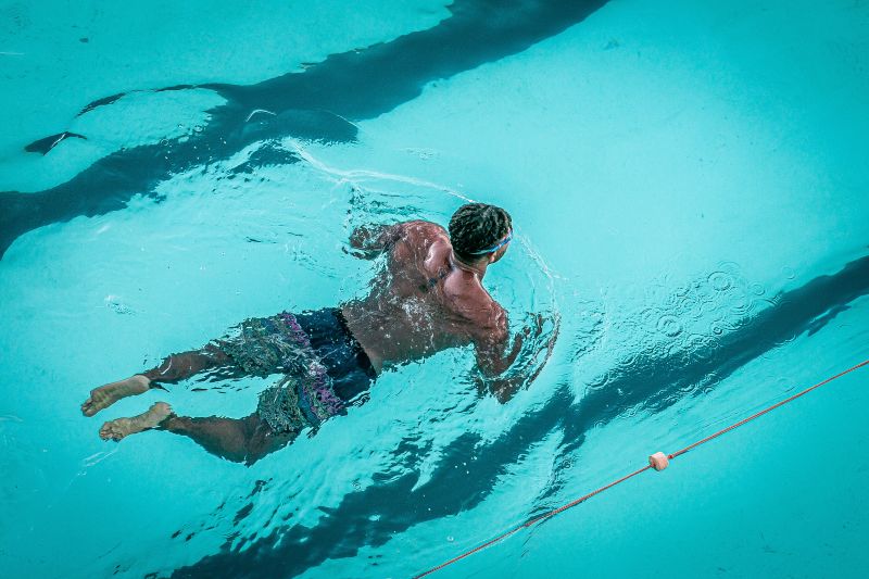 épuisement émotionnel un homme qui fait de la natation