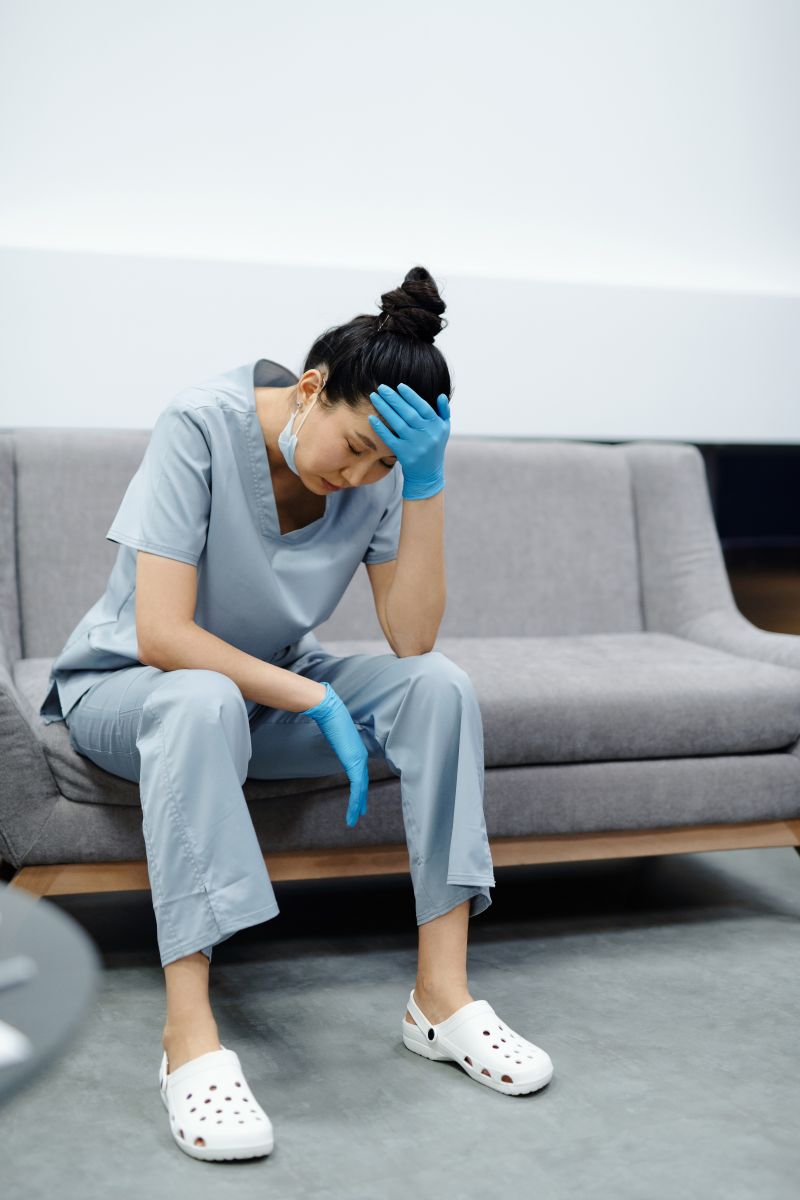 étapes guérison burn out une infirmière très fatiguée de son travail