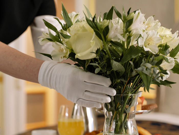 fleurs sechees blanches roses blanches dans un vase en verre