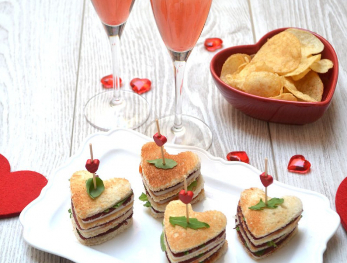 idee apero dinatoire des sandwitch en forme de coeur et rosé