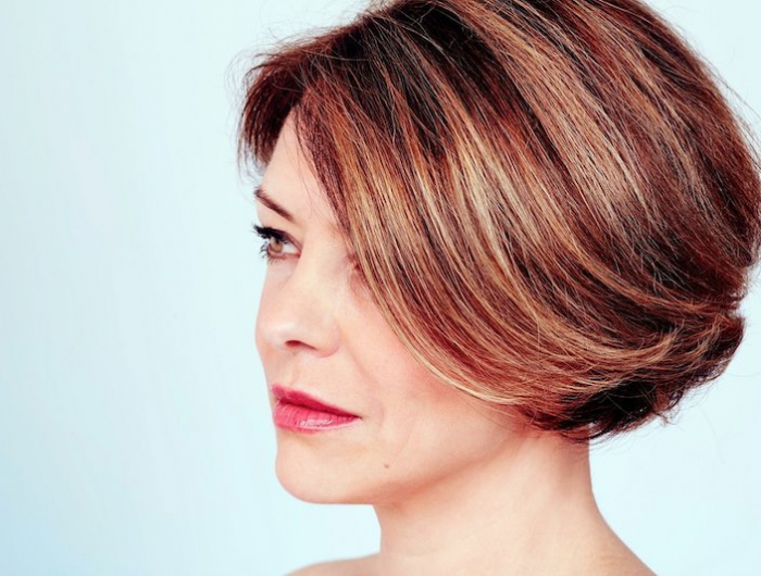 idee de meche balayage caramel sur cheveux chatain coupe courte femme 50 ans