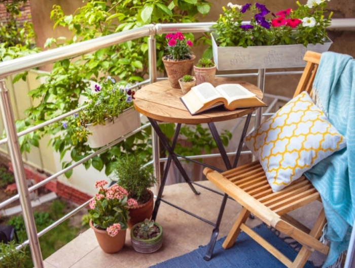 idée deco balcon étroit table bois et métal chaise pliante