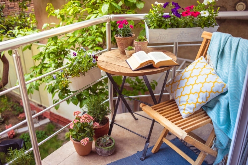 idée deco balcon étroit table bois et métal chaise pliante