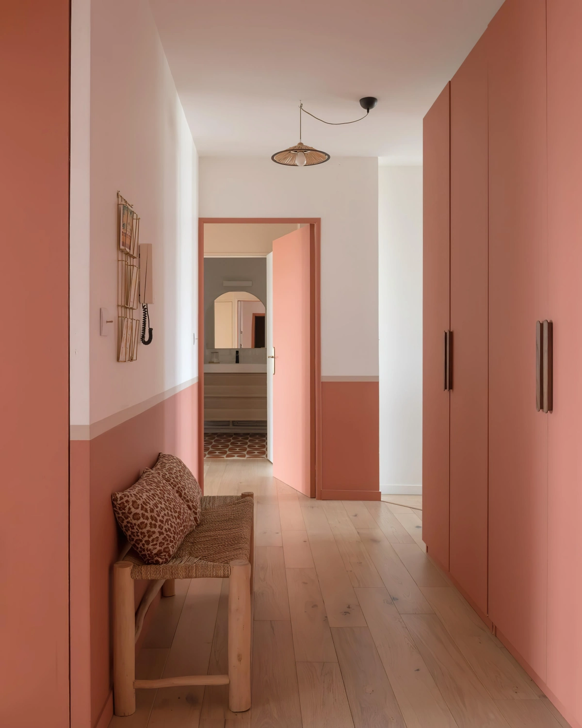 idee deco couloir moderne murs rose et blanc porte parquet bois