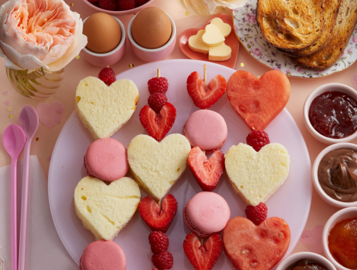 idee repas amoureux petit dejeuner en amoureux fraises macarons