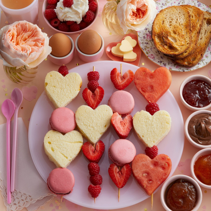 idee repas amoureux petit dejeuner en amoureux fraises macarons
