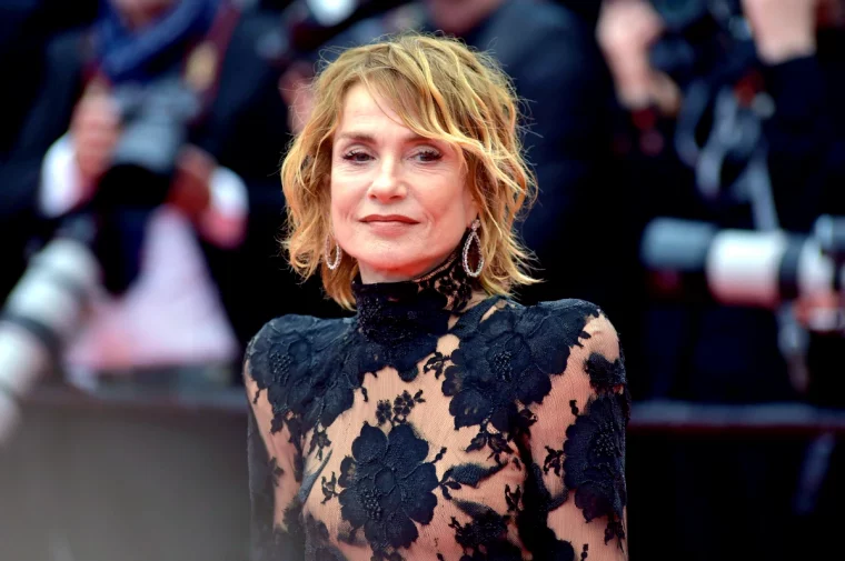 isabelle huppet coupe de cheveux tendance femme 60 ans