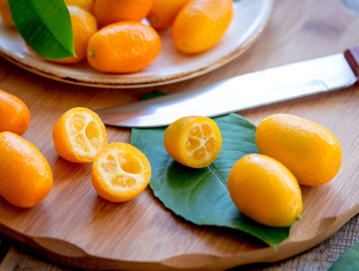 kumquat fruit couper en deux le fruit exotique et presser le jus