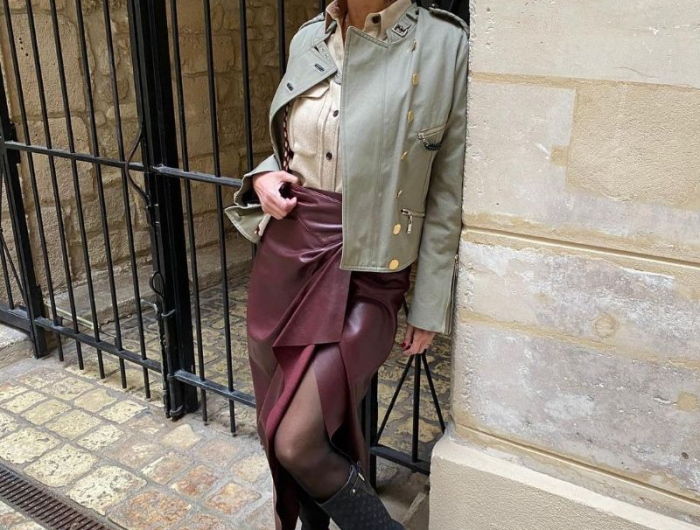 look femme 50 ans moderne style classe avec jupe porte feuille bordeau veste grise chemise