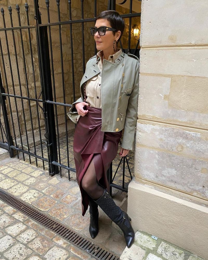 look femme 50 ans moderne style classe avec jupe porte feuille bordeau veste grise chemise