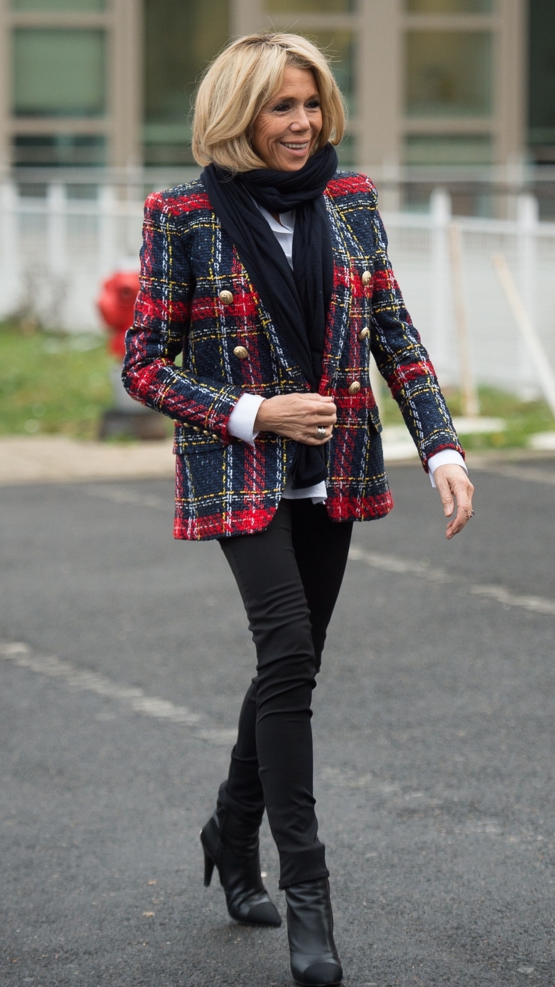 look femme 60 ans manteau motifs carreaux rouge écharpe noire