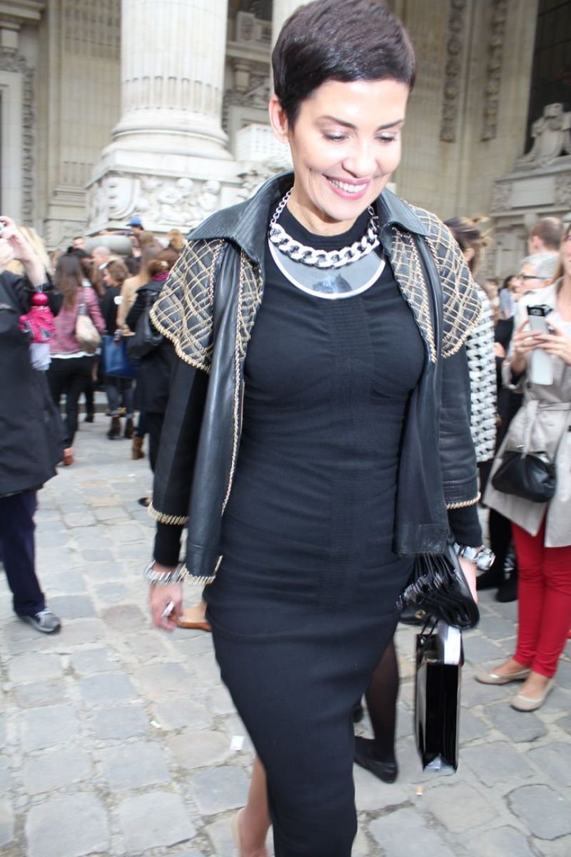 look moderne femme 60 ans robe noire collier original veste cuir or en top accessoires