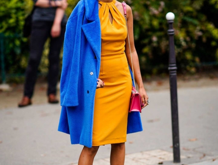 look printemps 2022 color block jaune robe manteau bleu