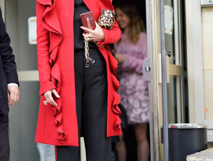 manteau femme rouge et tailleur pantalon femme noir pour femme 60 ans sac à main imprimé léopard