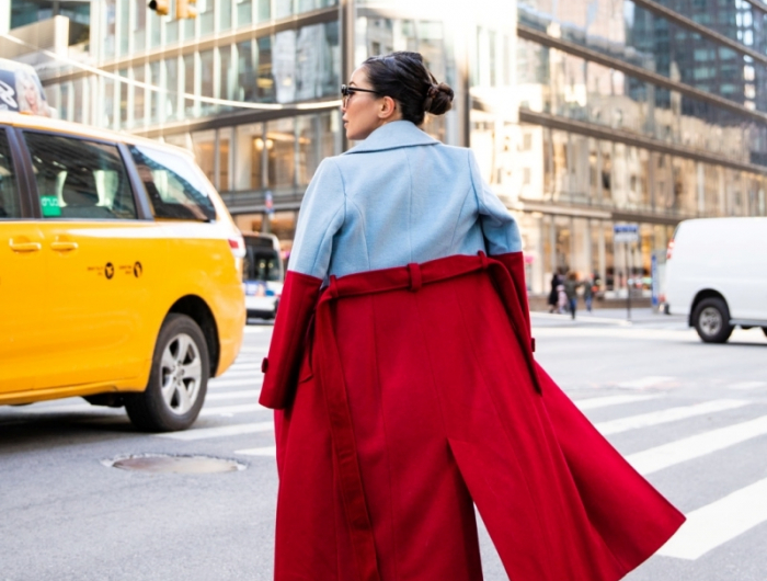 manteau long color block bleu et rouge tenue printemps femme 2022