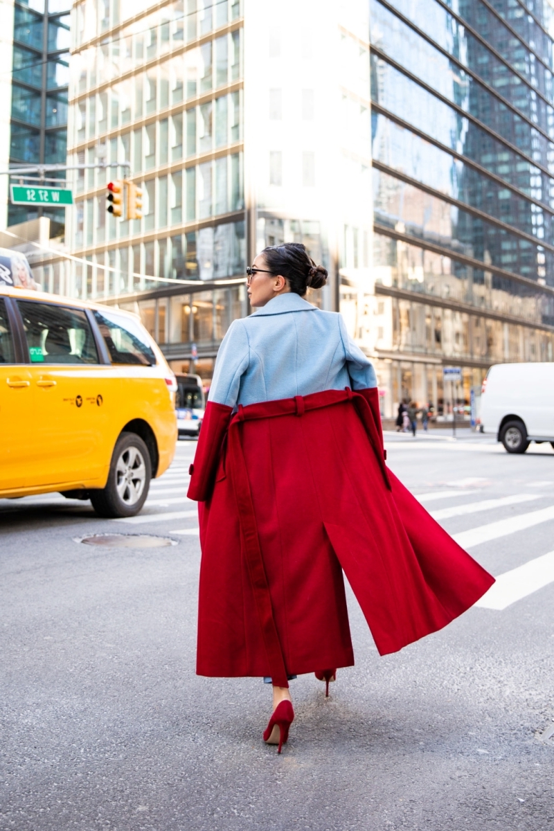 manteau long color block bleu et rouge tenue printemps femme 2022