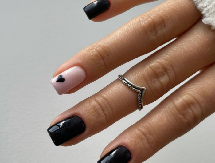 manucure facile ongles en noir gel nail art coeur minimaliste