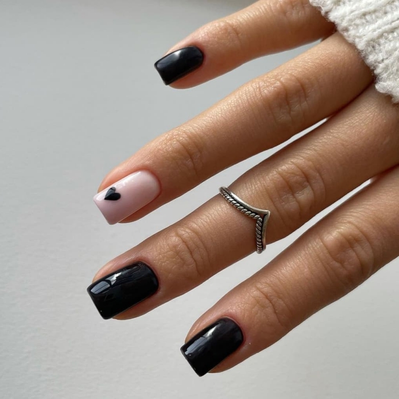 manucure facile ongles en noir gel nail art coeur minimaliste