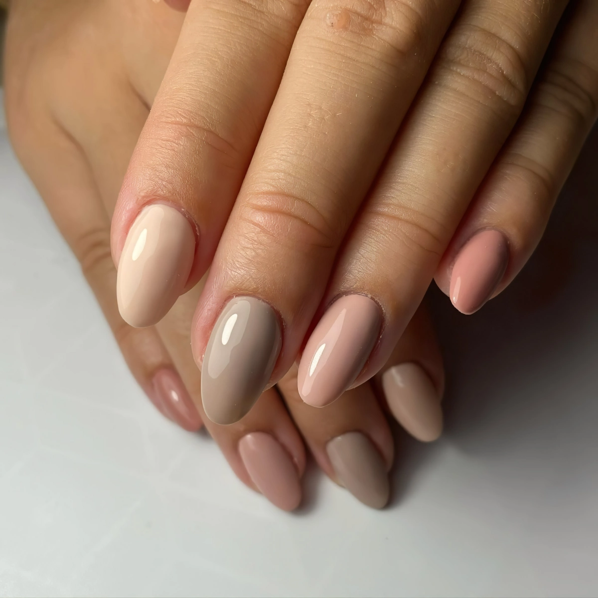 manucure ongles couleurs differentes vernis base milky rose blanc