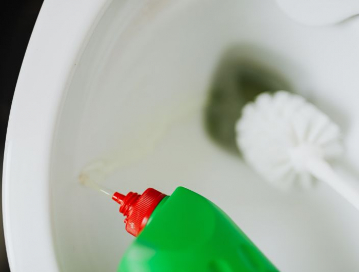 marc de café dans les toilettes nettoyer les wc avec un produit chimique