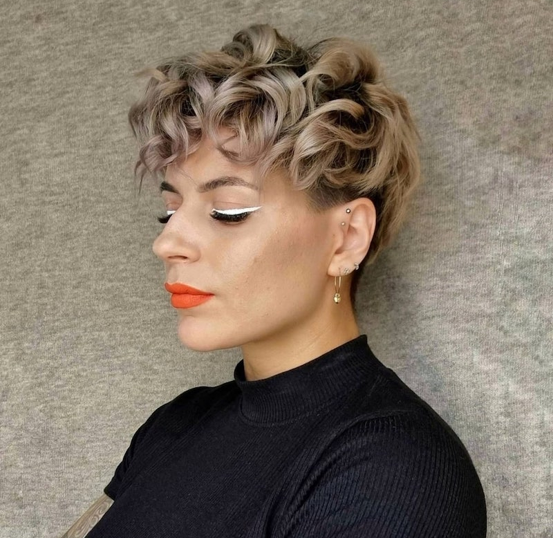 Blond highlights on brown 0 Modern short pixie cut woman with curls for volume hair