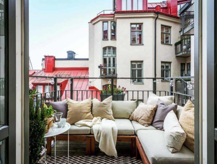 meuble balcon petit espace coussins de couleur espace cosy