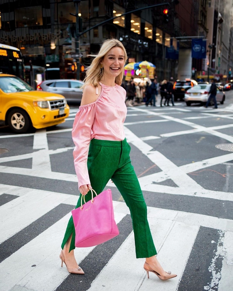 mode femme 2022 tenue en rose et vert sac a main rose
