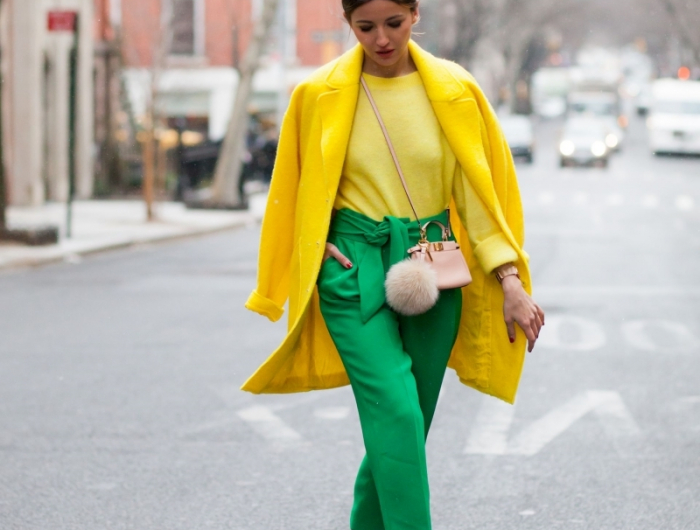 mode printemps 2022 pantalon vert taille haute manteau jaune