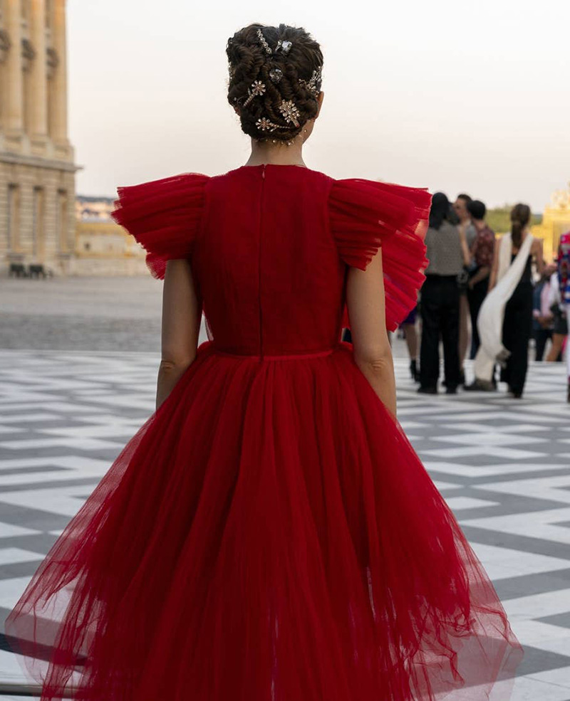 mode vetement femme emily in paris belle robe et coiffure elegante