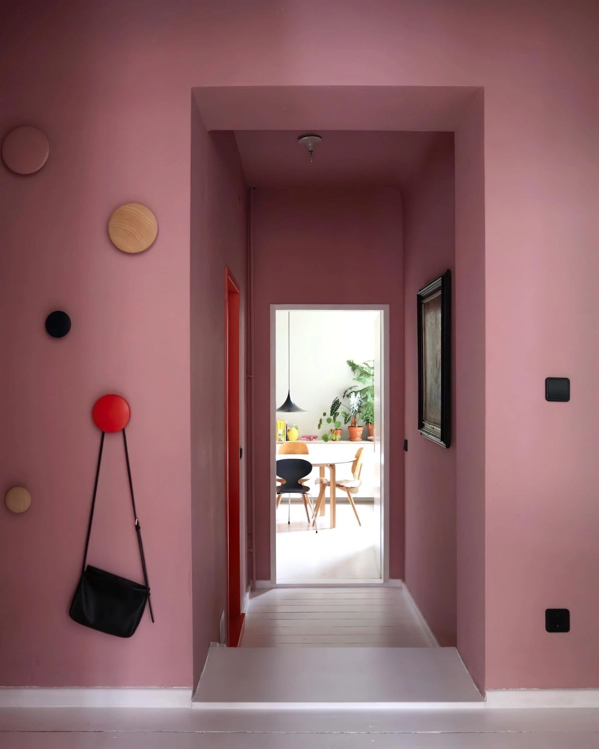murs roses couloir plancher bois blanc peint cadre porte rouge