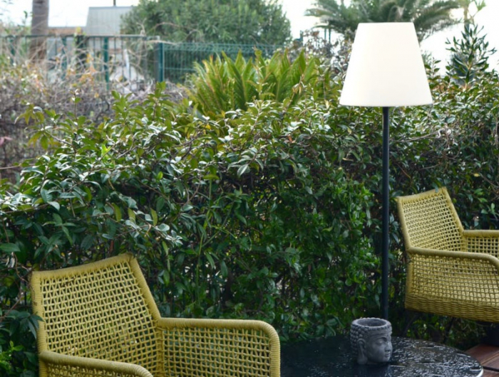 nettoyer sa terrasse au vinaigre blanc chaises en rotin vertes