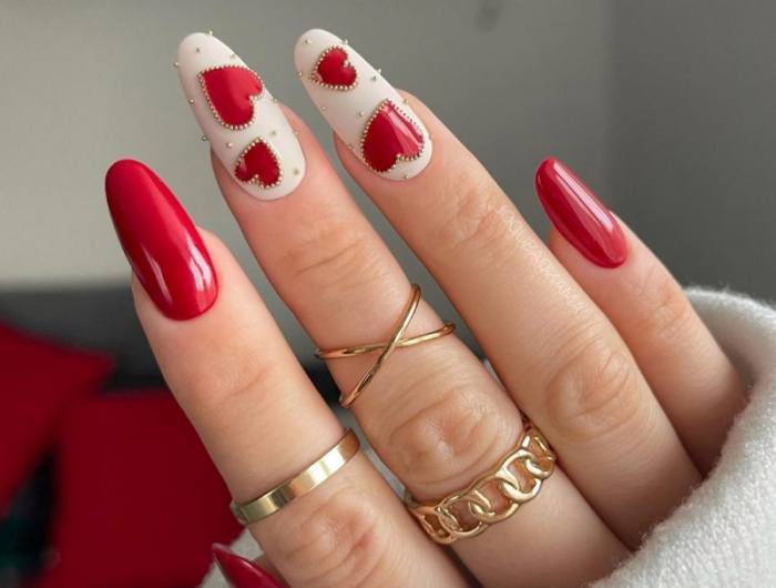 ongles longs nail art coeur bijoux or manucure tendance 2022
